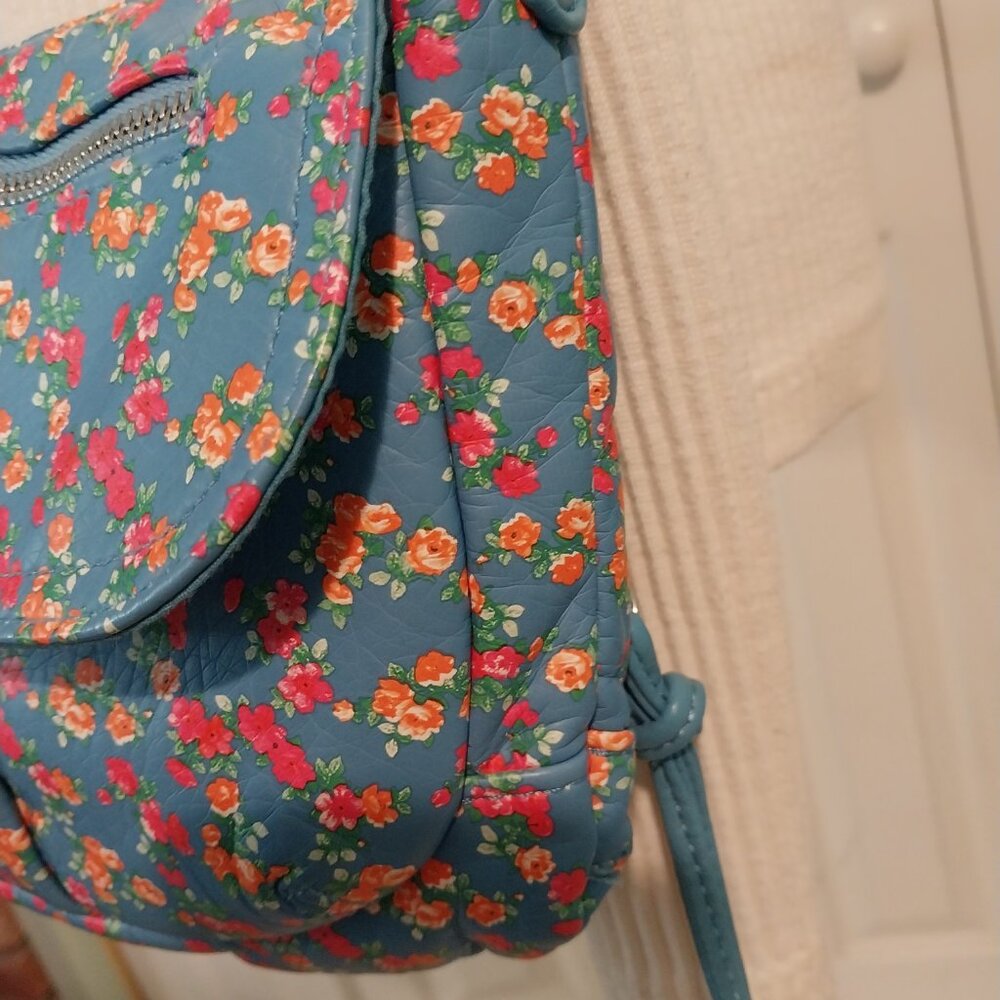 3359 Small Bueno Crossbody in Teal Blue Print. - Picture 4 of 10